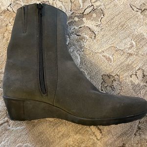 New La Canadienne Suede Grey Zip Ankle Boots 9.5 Brand NEW